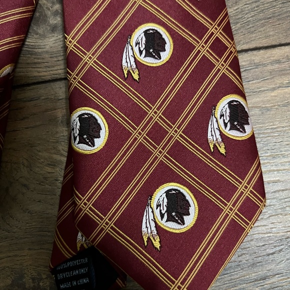 Washington Redskins Football Men’s Tie - Picture 4 of 4